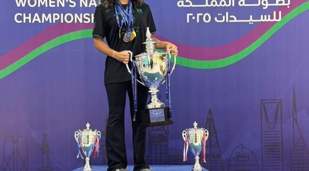 السعودية لانا الرشيد تحتفل بالفوز في بطولة المملكة للسباحة (الشرق الأوسط) 