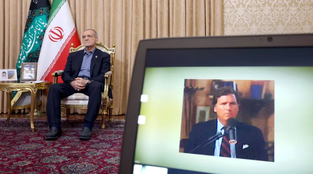 صورة نشرها موقع الرئاسة الإيرانية لبزشكيان خلال مقابلة مع تاكر كارلسون