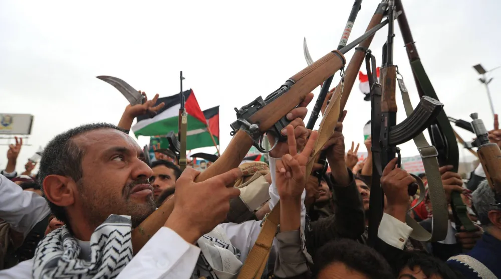 يمنيون يتظاهرون تضامناً مع الفلسطينيين بغزة في العاصمة صنعاء الأسبوع الماضي (أ.ف.ب)