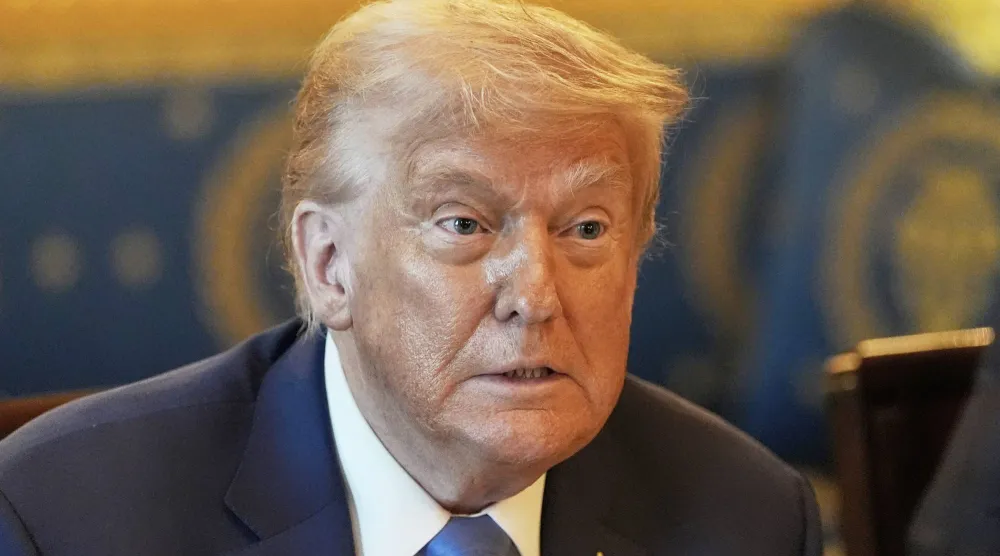الرئيس الأميركي دونالد ترمب خلال لقاء رئيس الوزراء الإسرائيلي بنيامين نتنياهو في البيت الأبيض (أ.ب)