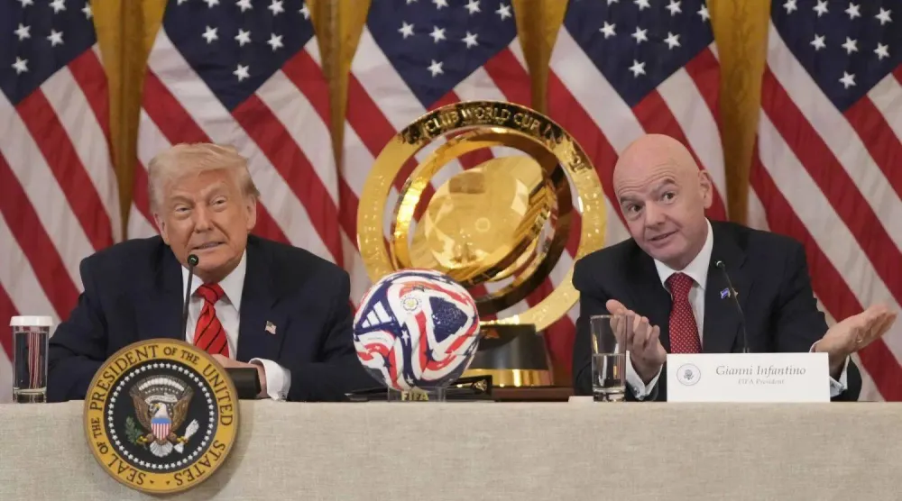 ترمب وإنفانتينو خلال اجتماع في البيت الأبيض بشأن «مونديال 2026» (أ.ب)