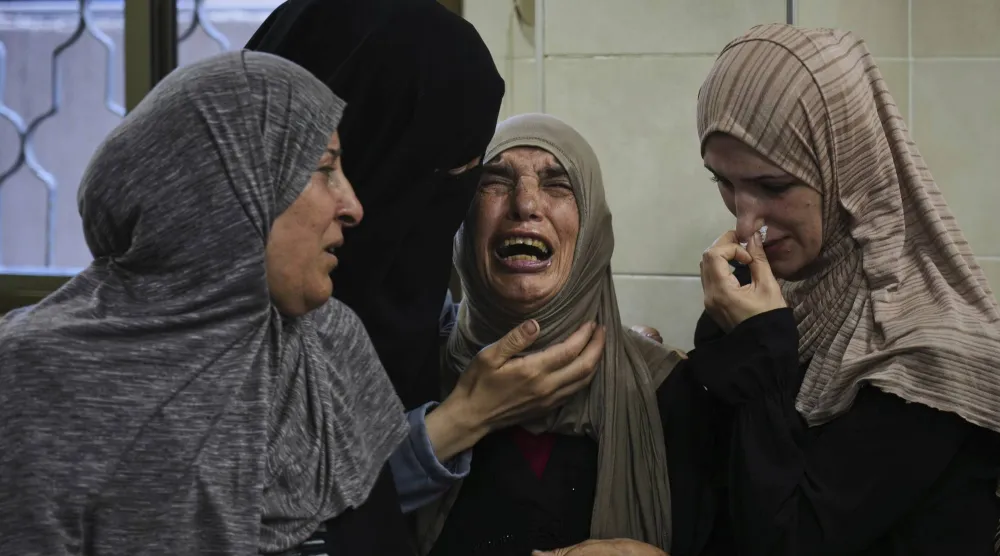 حياة الفلسطينيين انهارت تحت وطأة الغارات الجوية الإسرائيلية والقصف العنيف (أ.ب)