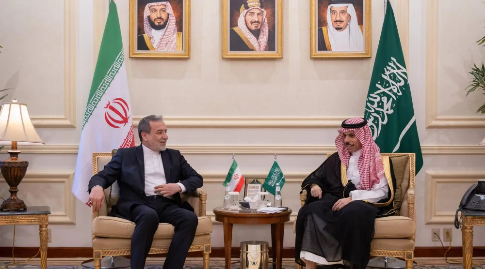الأمير فيصل بن فرحان وزير الخارجية السعودي خلال استقباله نظيره الإيراني عباس عراقجي (واس)