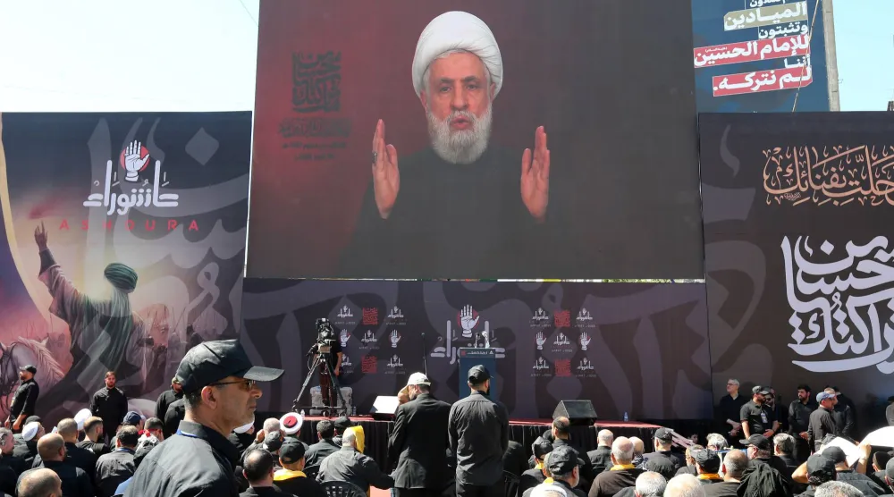 الأمين العام لجماعة «حزب الله» اللبنانية نعيم قاسم يتحدث ضمن خطاب تلفزيوني (إ.ب.أ)