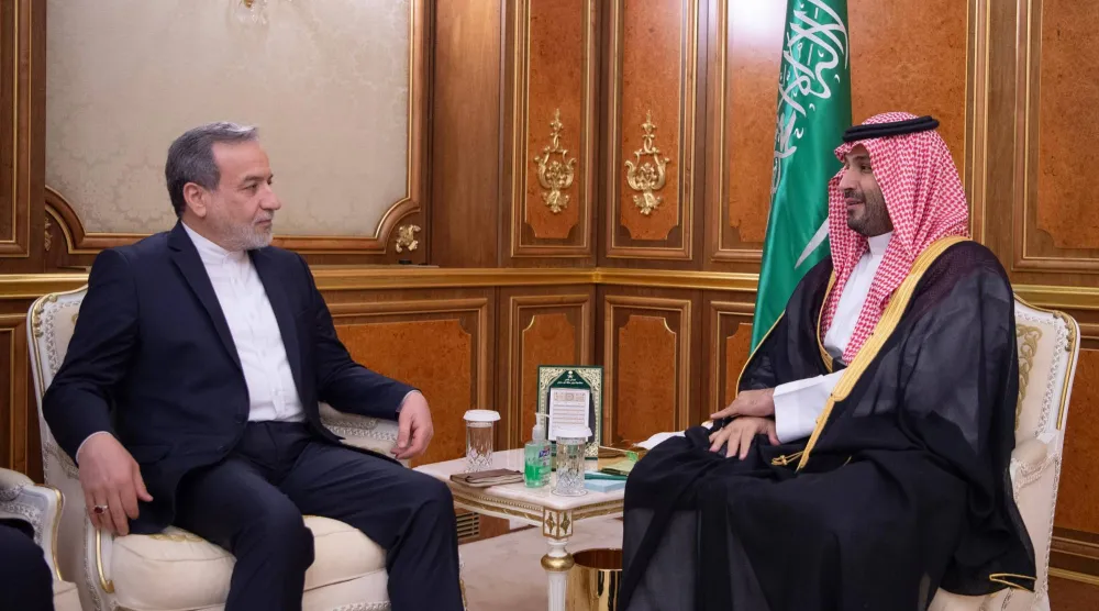 ولي العهد السعودي الأمير محمد بن سلمان مستقبلاً وزير الخارجية الإيراني عباس عراقجي في جدة الثلاثاء (واس)