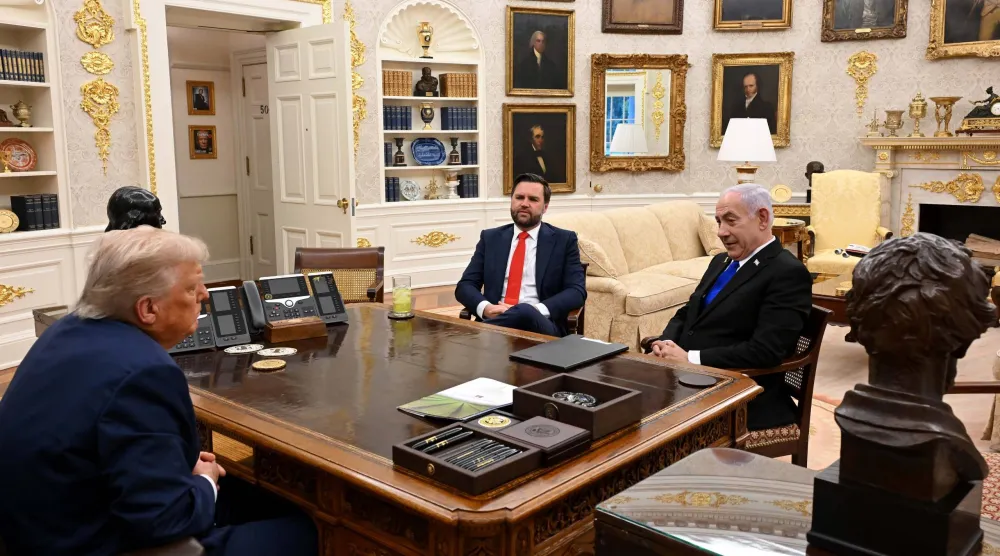 الرئيس الأميركي دونالد ترمب يستمع إلى رئيس الوزراء الإسرائيلي بنيامين نتنياهو أثناء لقائهما في المكتب البيضاوي بالبيت الأبيض بحضور نائب الرئيس الأمريكي جيه دي فانس (د.ب.أ)
