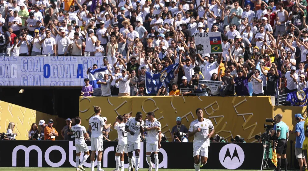 لاعبو الريال يحتفلون كأنهم على ملعبهم في مدريد (إ.ب.أ)