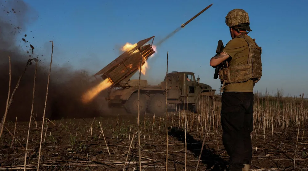 أفراد الخدمة الأوكرانيون من اللواء 25 يُطلقون صواريخ متعددة من طراز BM-21 Grad باتجاه القوات الروسية بالقرب من بلدة بوكروفسك على الخط الأمامي وسط هجوم روسي على دونيتسك الأوكرانية 19 أبريل 2025 (رويترز)