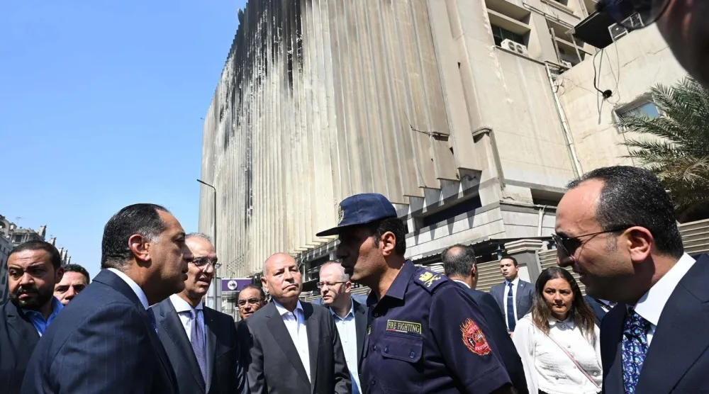 رئيس الحكومة المصرية يتفقد صباح الأربعاء موقع «سنترال رمسيس» المحترق (مجلس الوزراء المصري)