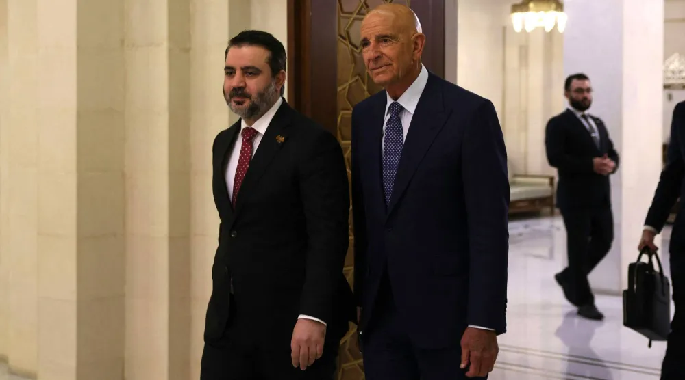 وزير الخارجية السوري أسعد الشيباني يرافق المبعوث الأميركي الخاص إلى سوريا توماس برّاك للقاء الرئيس في دمشق الأربعاء (أ.ف.ب)