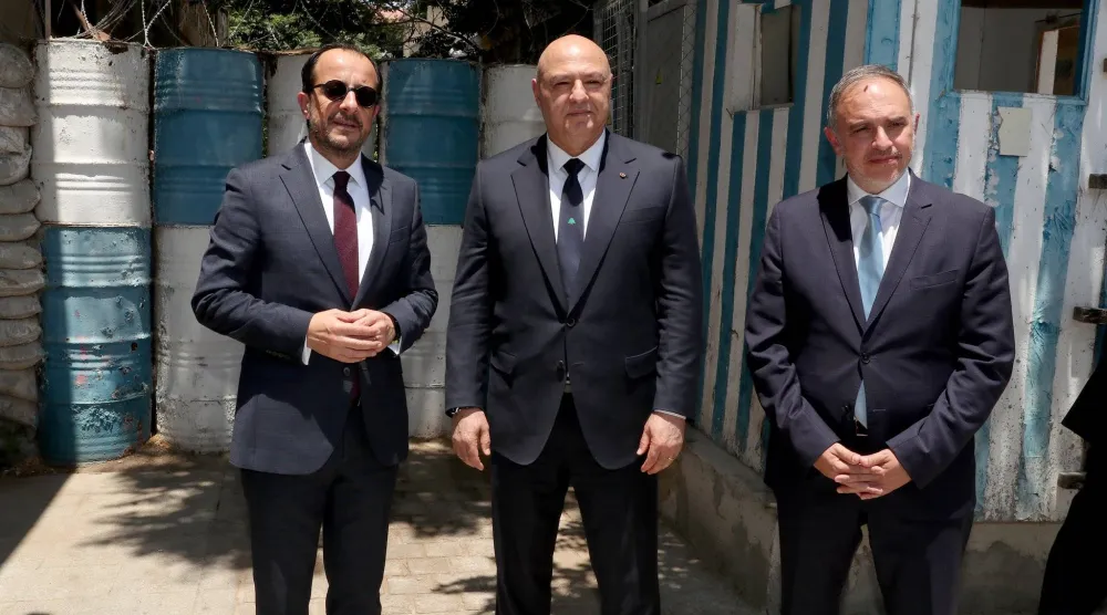 الرئيس اللبناني ونظيره القبرصي على «الخط الأخضر» الذي يشكّل منطقة عازلة بين القسمين الجنوبي والشمالي من قبرص (الرئاسة اللبنانية)