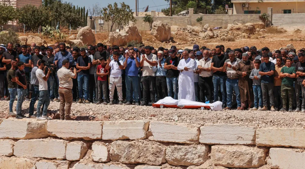 فلسطينيون يصلون صلاة الجنازة على أحد قتلى القوات الإسرائيلية بجنوب مدينة الخليل في الضفة الغربية أغسطس 2024 (أ.ف.ب)