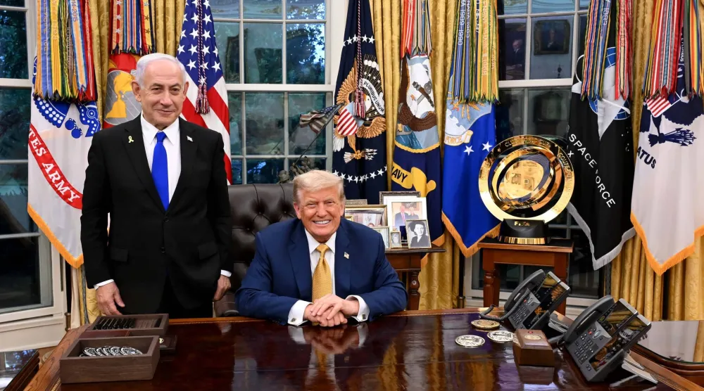 الرئيس الأميركي دونالد ترمب وإلى جانبه رئيس الوزراء الإسرائيلي بنيامين نتنياهو في المكتب البيضاوي يوم الأربعاء (د.ب.أ)