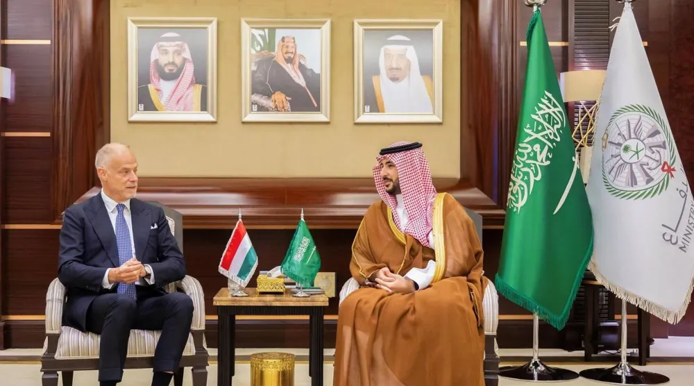 وزير الدفاع السعودي خلال استقباله نظيره المجري في جدة (واس)