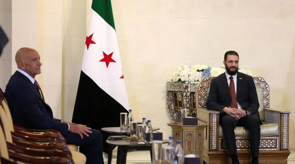 الرئيس السوري أحمد الشرع والمبعوث الأميركي الخاص إلى سوريا توماس برّاك في القصر الرئاسي بدمشق الأربعاء (أ.ف.ب)