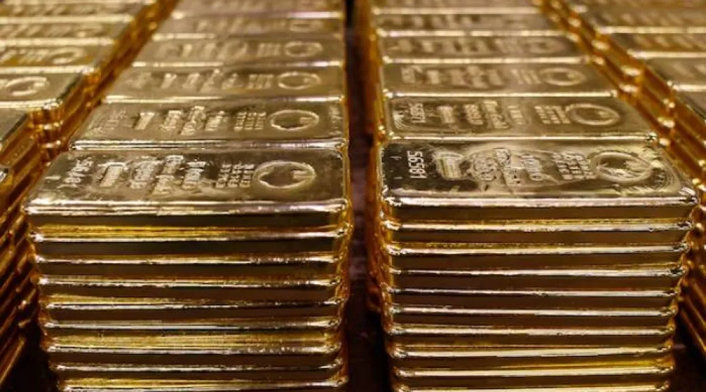 سبائك ذهبية نقية بوزن 250 غراماً بأحد مصانع شركة «أرغور-هيراوس» في سويسرا (رويترز)