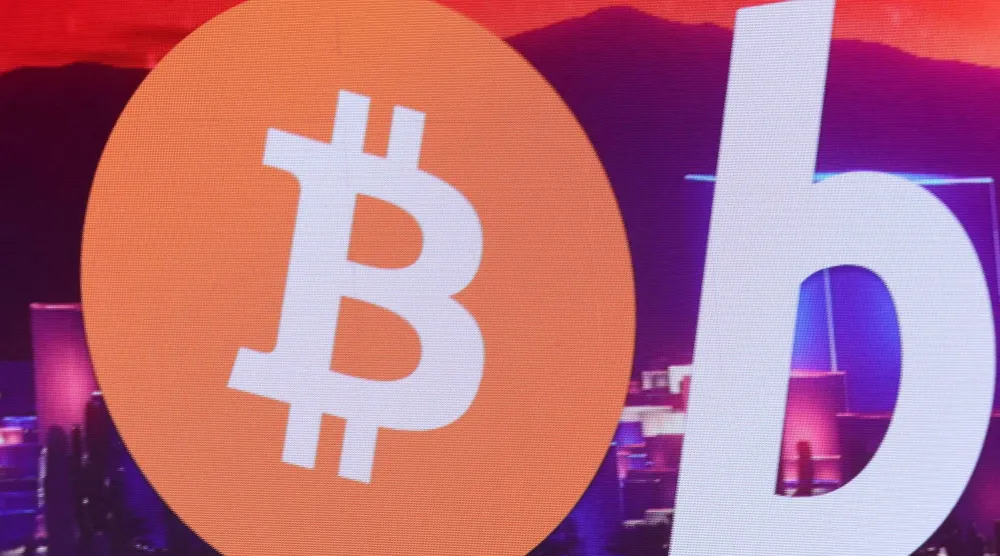 رمز «البتكوين» يظهر قبل كلمة نائب الرئيس الأميركي جي دي فانس في مؤتمر بلاس فيغاس 28 مايو 2025 (رويترز)