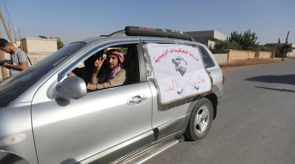 سيارة لأحد أبناء عشيرة «العكيدات» في منطقة دير الزور السورية في 2023 (غيتي)