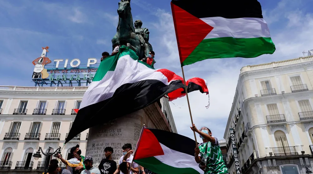 يشارك الناس في احتجاج دعماً لفلسطين في ساحة «بويرتا ديل سول» بمدريد (رويترز)