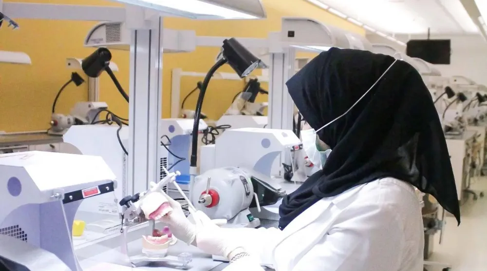 سيدة سعودية تعمل في أحد المختبرات (الشرق الأوسط)