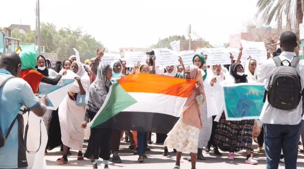 جانب من المسيرة النسائية في مدينة نيالا لوقف حرب السودان (موقع تحالف «تأسيس» على «إكس»)
