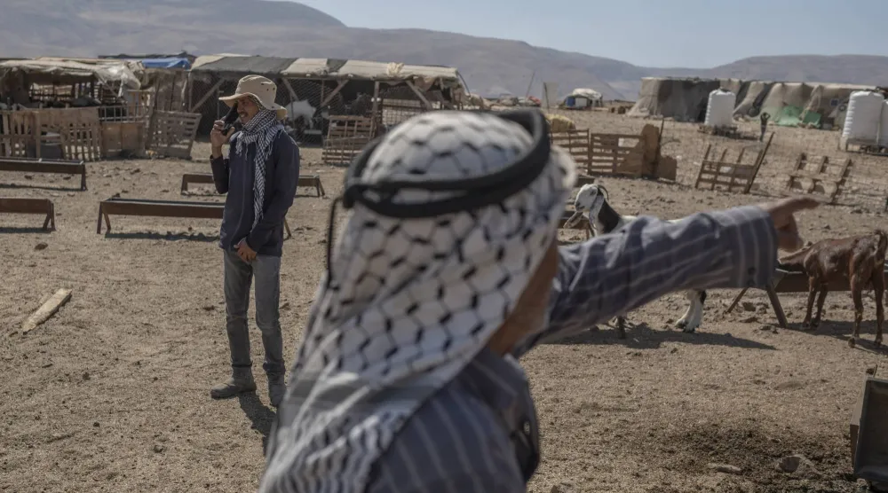 فلسطينيون نازحون أجبروا على إخلاء قريتهم في معراجات يقيمون بيوتاً مؤقتة قرب أريحا (د.ب.أ)