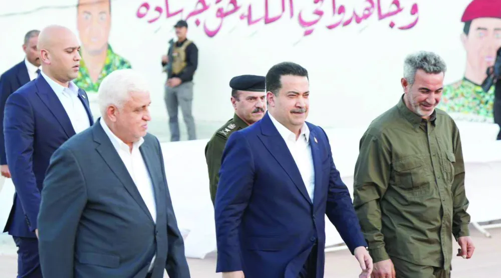 رئيس الحكومة محمد السوداني يتوسط رئيس «الحشد» فالح الفياض ورئيس أركانه «أبو فدك» (أرشيفية - إعلام حكومي) 
