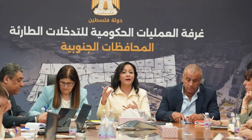 مستشار رئيس الوزراء الفلسطيني ناصر القطامي ورئيسة غرفة العمليات الحكومية للتدخلات الطارئة في المحافظات الجنوبية سماح حمد (وسط) ووزيرة الخارجية فارسين أغابيكيان (يسار) (مجلس الوزراء الفلسطيني عبر «فيسبوك»)