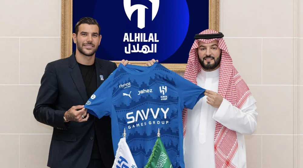 جانب من توقيع عقد فهد بن نافل مع اللاعب ثيو هيرنانديز (نادي الهلال) 