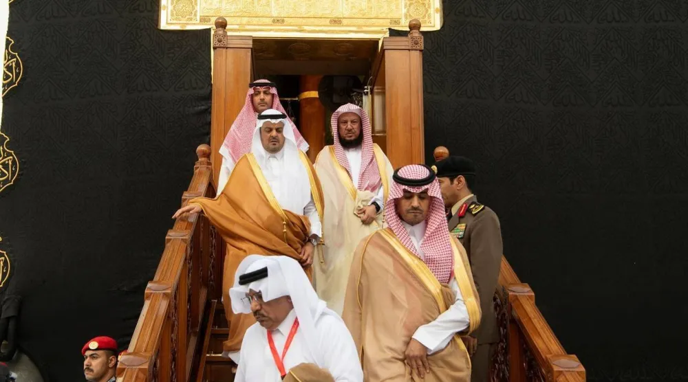 نائب أمير مكة المكرمة عقب تشرُّفه بغسل الكعبة المشرفة (واس)