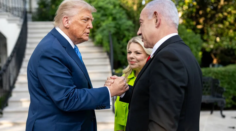 الرئيس الأميركي دونالد ترمب يستقبل رئيس الوزراء الإسرائيلي بنيامين نتنياهو وزوجته سارة في البيت الأبيض (د.ب.أ)
