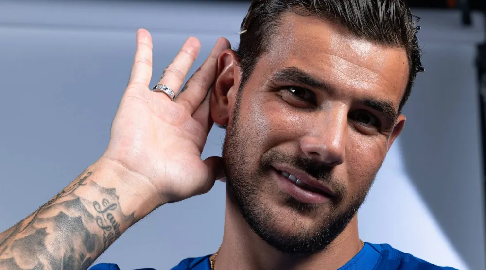 ثيو هيرنانديز وقع مع الهلال حتى العام 2028 (نادي الهلال) 