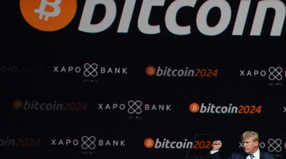 الرئيس الأميركي دونالد ترمب يشارك في حدث يرتبط بعملة «بتكوين» في ناشفيل بالولايات المتحدة العام الماضي (رويترز)