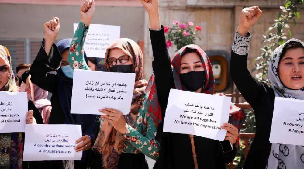 تشكل الأفغانيات 35 % من العاملات في المؤسسات المحلية والأجنبية و45 % من طلبة الجامعات (رويترز)
