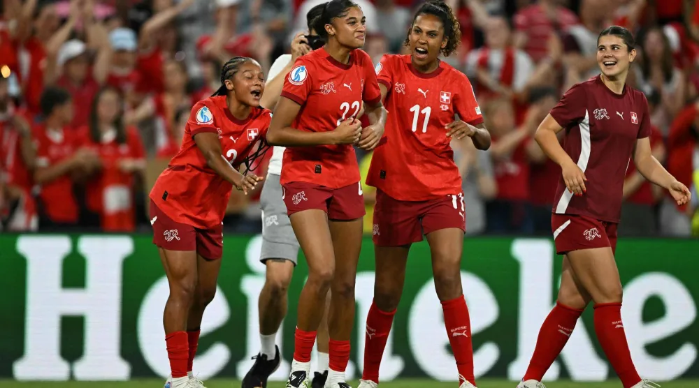 لاعبات سويسرا يحتفلن بالتسجيل ضد فنلندا في «يورو السيدات» (أ.ف.ب)