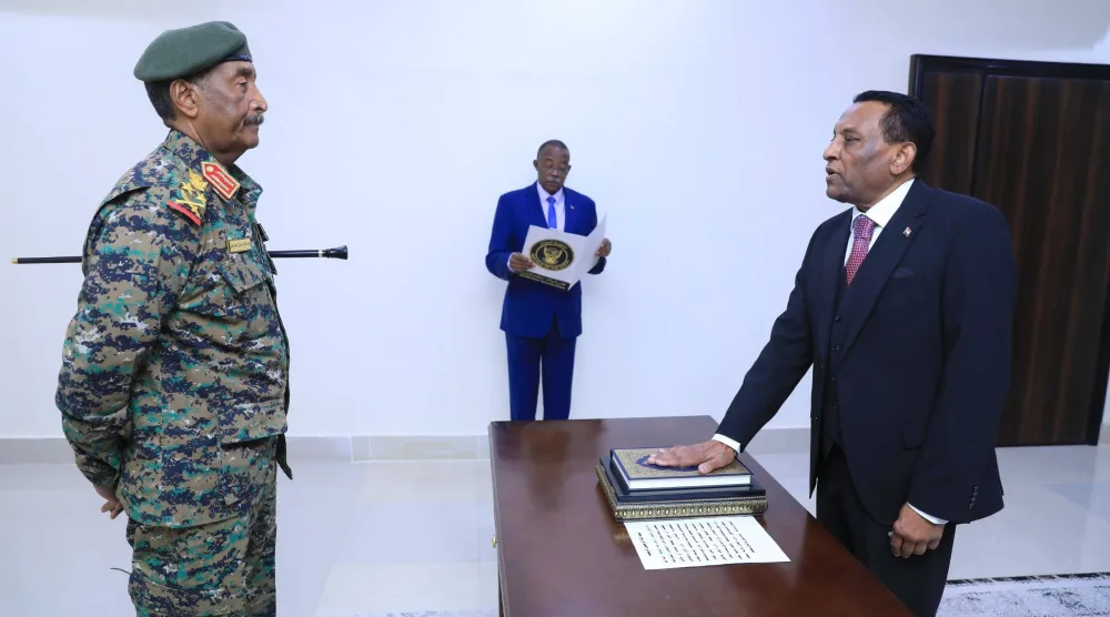 كامل إدريس خلال مراسم أداء اليمين رئيساً للوزراء أمام عبد الفتاح البرهان (وكالة الأنباء السودانية)