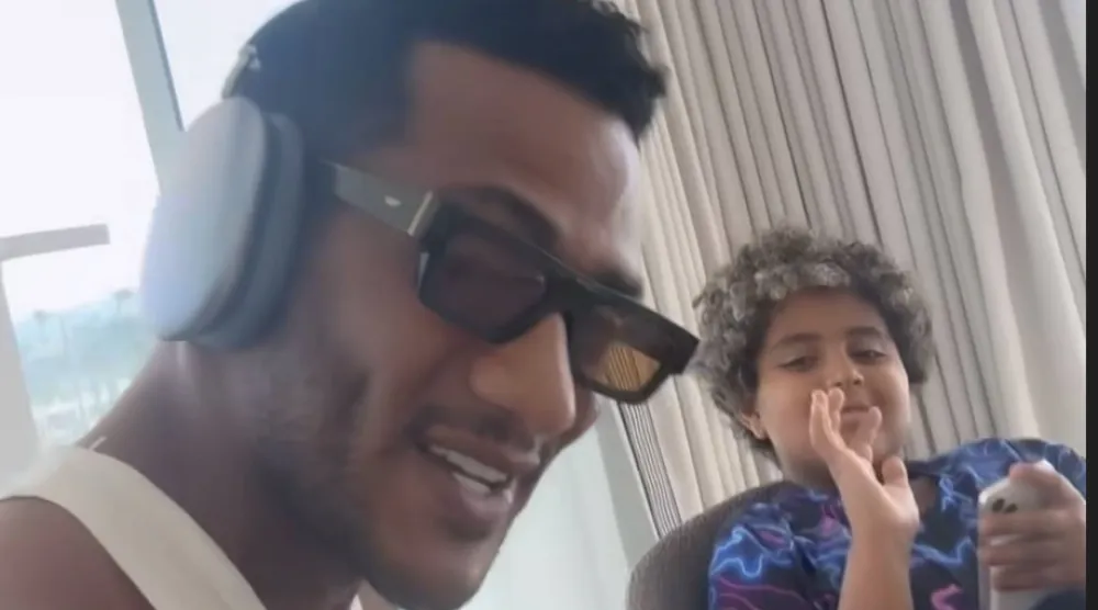 محمد رمضان ونجله في صورة نشرها سابقاً (إنستغرام)