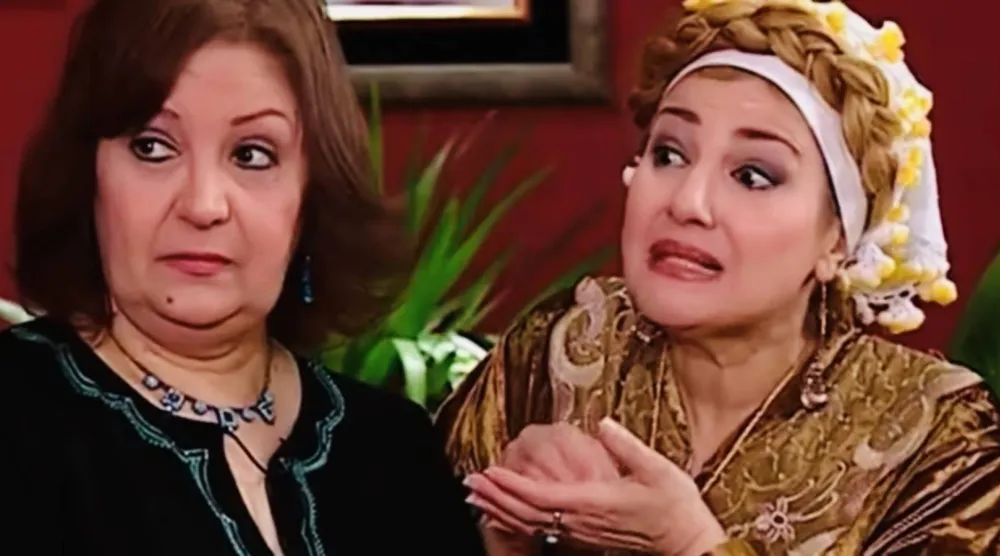 شروق وزيزي مصطفى في لقطة من مسلسل «راجل وست ستات» (يوتيوب)