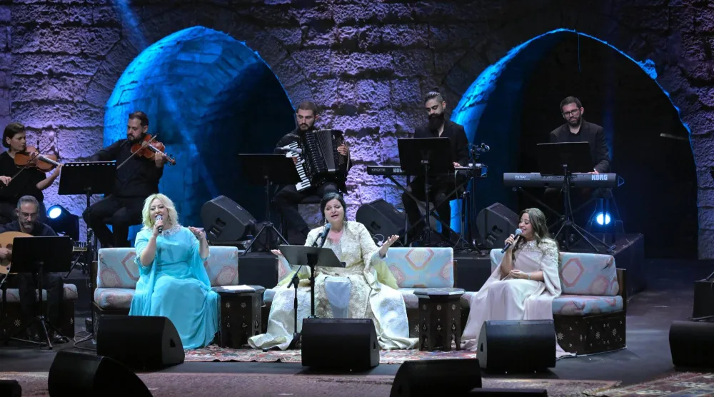 الفنانات الثلاث في «ديوانية حب» (خاص - الشرق الأوسط)