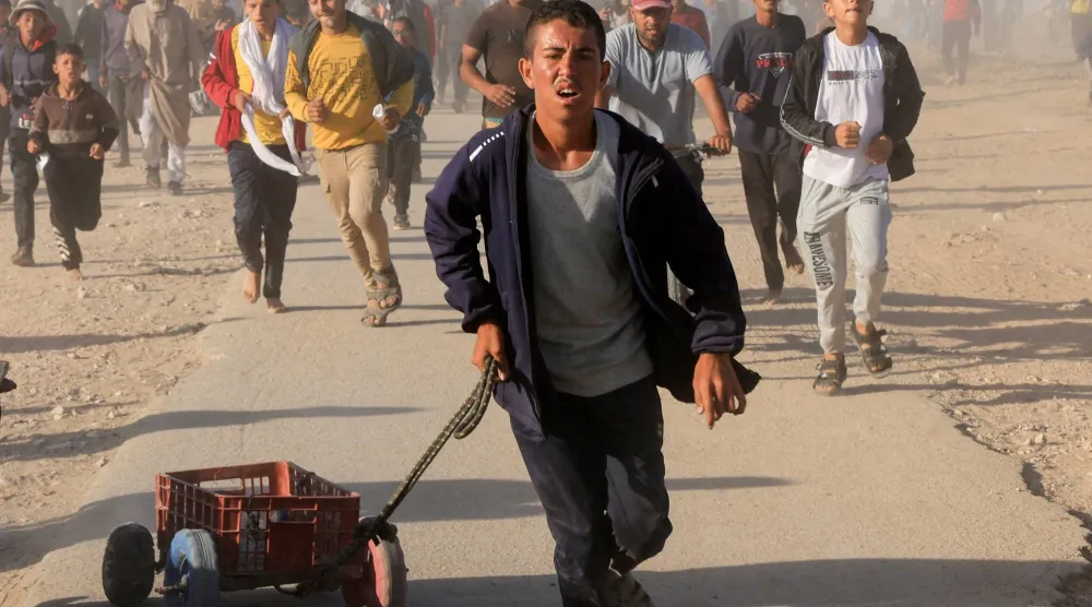 فلسطينيون يتوجهون للحصول على مساعدات من مؤسسة غزة الإنسانية في خان يونس بجنوب القطاع (رويترز)