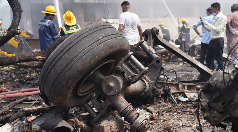 إحدى عجلات طائرة «بوينغ» تتبع الخطوط الجوية الهندية عقب تحطمها فوق منطقة سكنية في مدينة أحمد آباد شمال غربي الهند (إ.ب.أ)