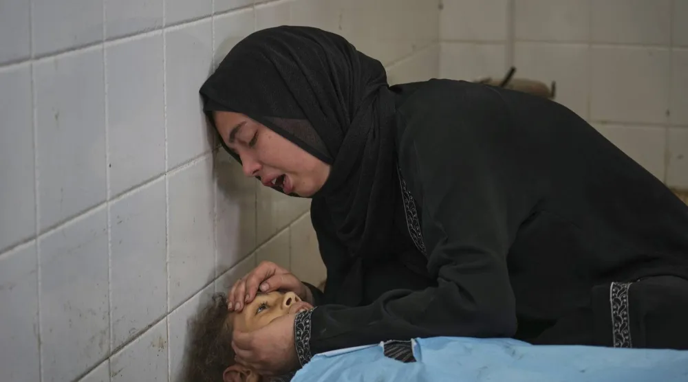 سارة نوري تنعى شقيقتها سما وعمرها 13 عاماً والتي قتلت في غارة إسرائيلية رفقة 10 آخرين كانوا ينتظرون الحصول على مكملات غذائية في دير البلح (أ.ب)