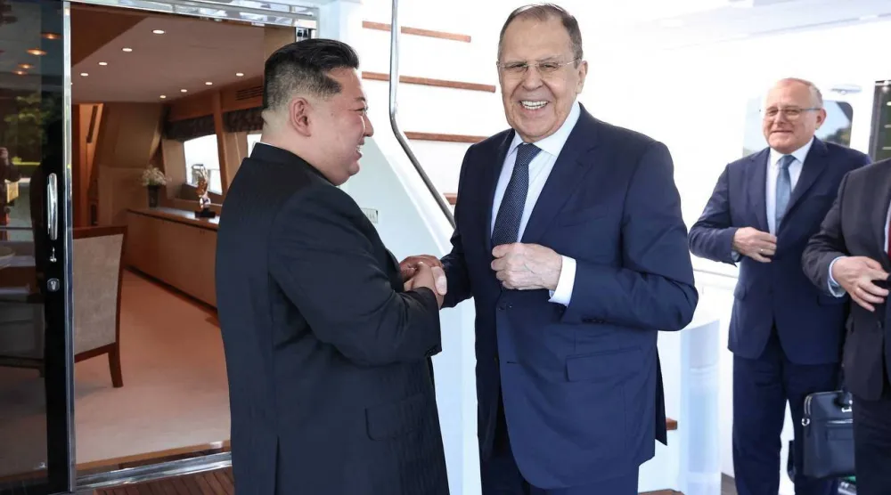 وزير الخارجية الروسي سيرغي لافروف التقى مع الزعيم الكوري الشمالي كيم جونغ أون في مدينة وونسان الساحلية (رويترز)