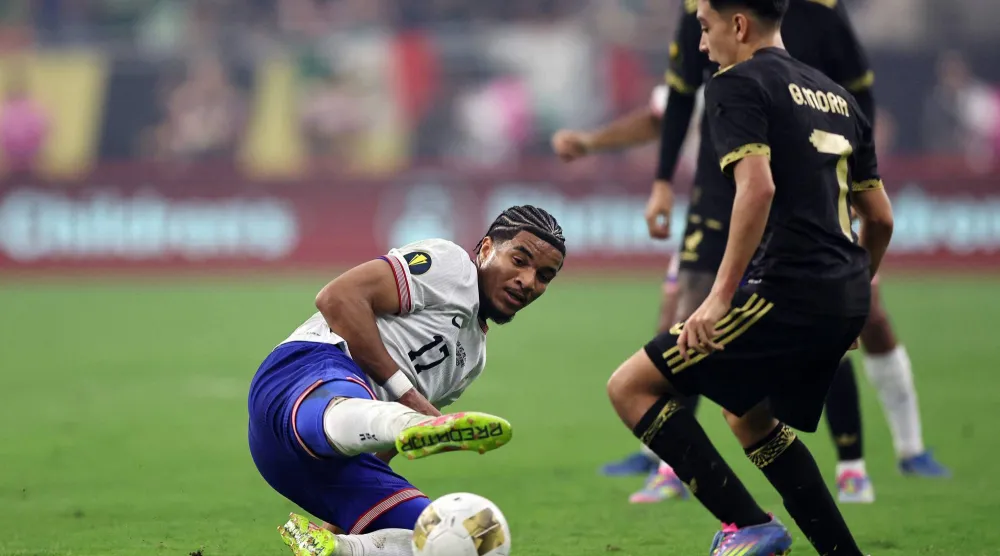 الدولي الأميركي مالك تيلمان لاعب آيندهوفن (أ.ف.ب)