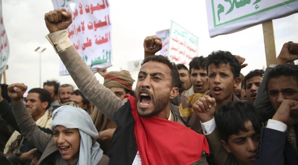 الحوثيون يشنون هجماتهم تحت لافتة منع الملاحة المرتبطة بإسرائيل ومناصرة الفلسطينيين في غزة (أ.ب)