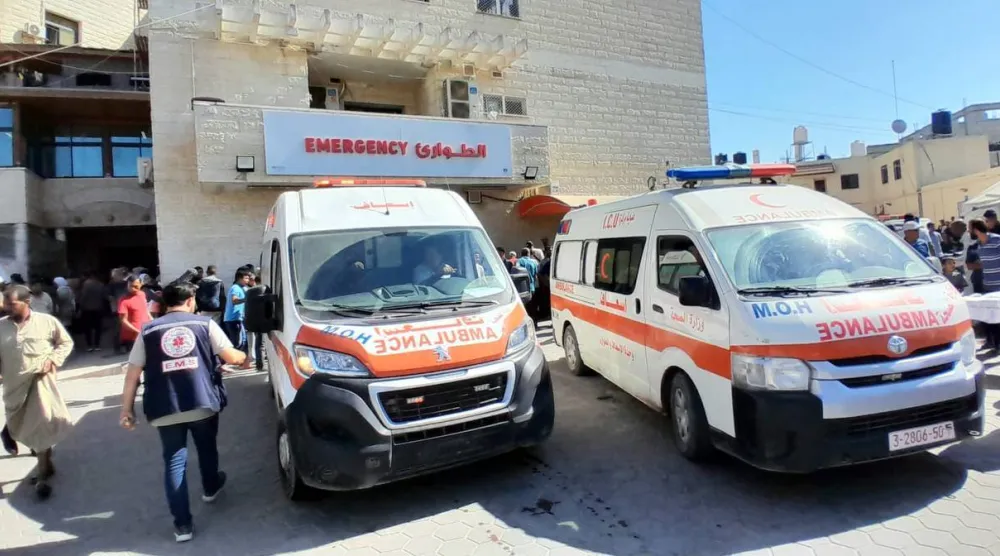 سيارات إسعاف فلسطينية أمام مدخل الطوارئ لمستشفى في قطاع غزة (وزارة الصحة الفلسطينية)
