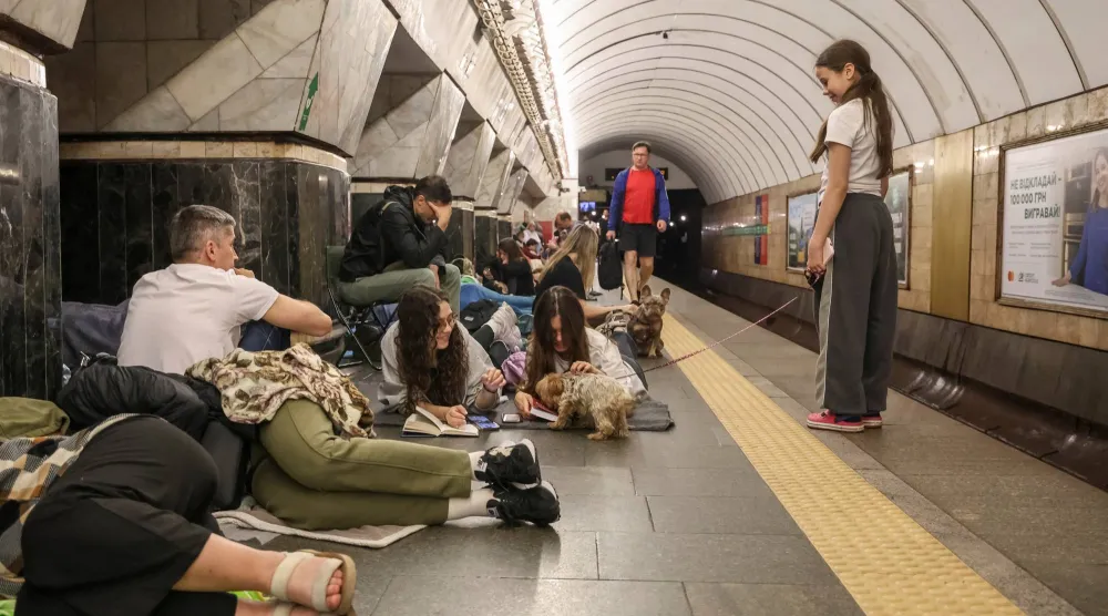 يفترشون ارصفة محطات المتروا بعد تعرض كييف لهجوم بالمسيرات(رويترز)