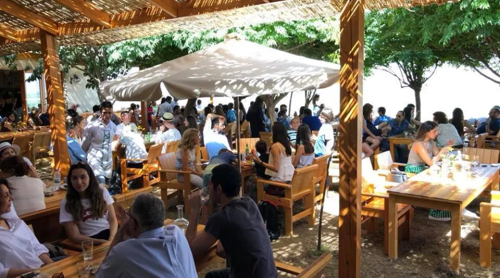 المطعم في جلسته الخارجية (الشرق الاوسط)
