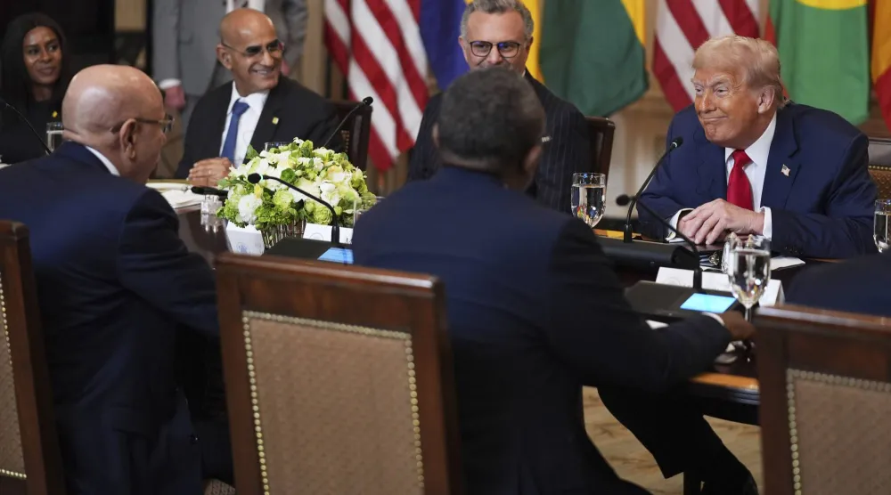 الرئيس الأميركي دونالد ترمب في لقاء رئيس ليبيريا جوزيف بواكاي في البيت الأبيض (أ.ب)