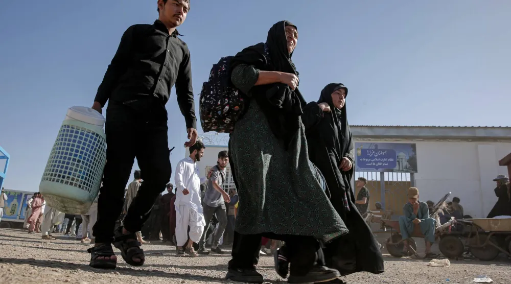 لاجئون أفغان عائدون من إيران المجاورة يتجمّعون في مخيم مؤقت على حدود إسلام قلعة بولاية هرات الأفغانية... 11 يوليو 2025 (إ.ب.أ)